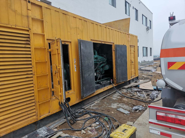 建华如何在发电机出租合同中约定设备的维修和保养责任？