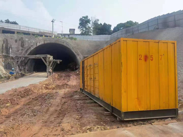 建华发电机出租自启装置的工作原理是什么？