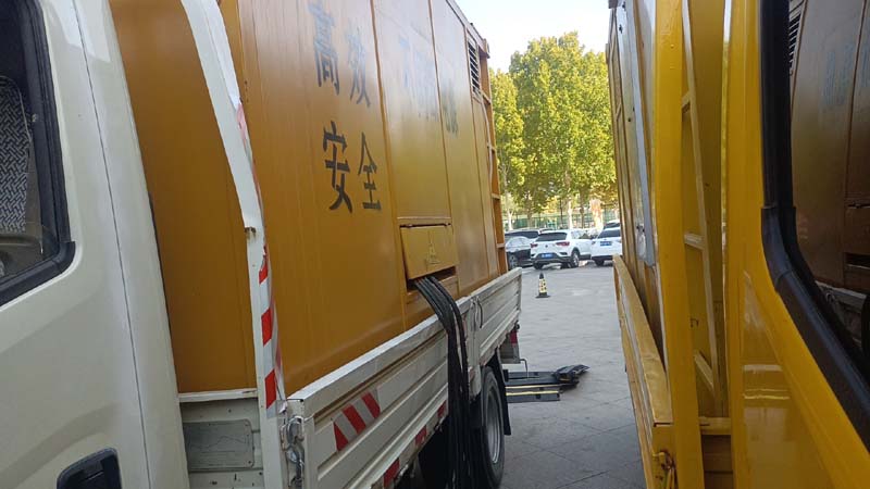 建华如何判断柴油发电机组和UPS电源的切换时间是否符合要求？