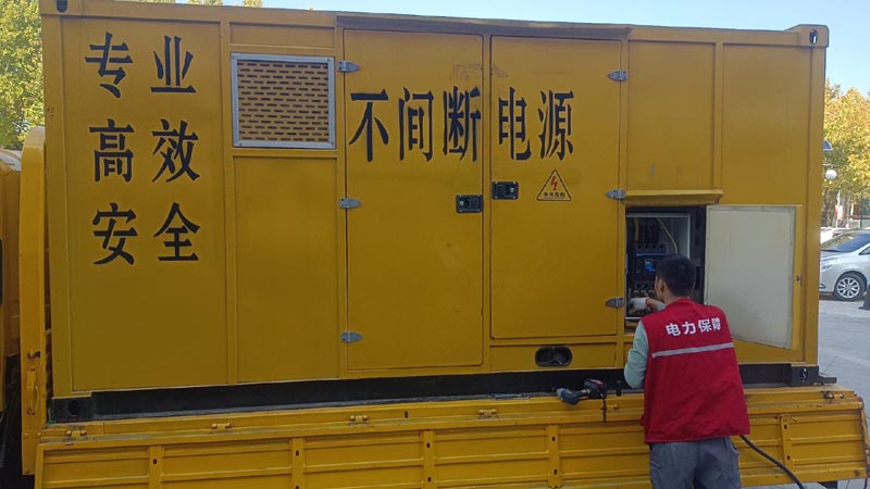 建华柴油发电机组和UPS电源配合使用时，如何避免切换过程中的电力中断？