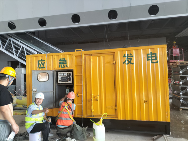 建华怎样判断空气滤清器是否需要更换？